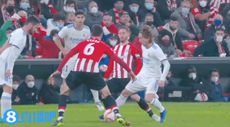 官方：米兰与18岁中场萨拉完成续约；据悉新合同到2030年